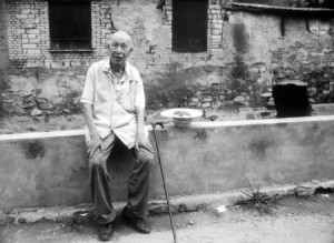 Li Zhongxuan im Alter von 89 Jahren vor seinem Haus.